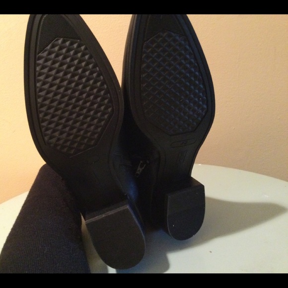 NIB Aerosoles Black Cross Over Ankle Boots 10 - Picture 2 of 3